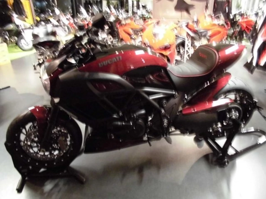 Umbgebautes Motorrad Ducati Diavel 1200 Bild 10: Umbgebautes Motorrad Ducati Diavel 1200