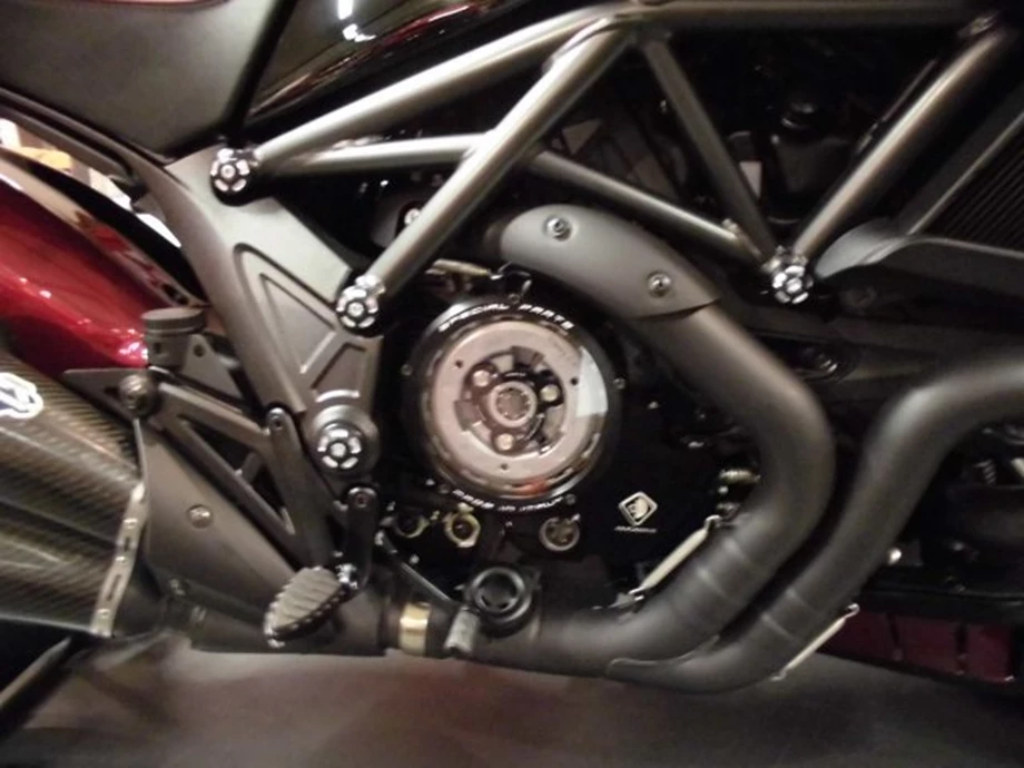 Umbgebautes Motorrad Ducati Diavel 1200 Bild 2: Umbgebautes Motorrad Ducati Diavel 1200