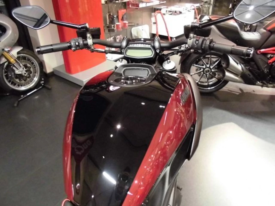 Umbgebautes Motorrad Ducati Diavel 1200 Bild 6: Umbgebautes Motorrad Ducati Diavel 1200