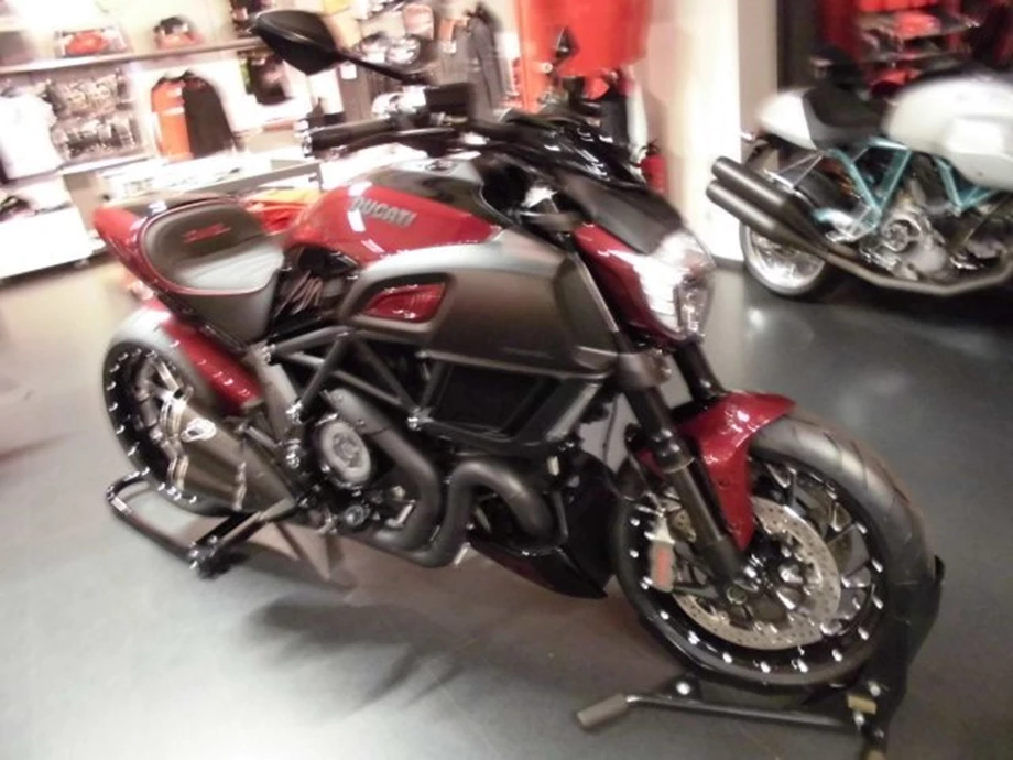 Umbgebautes Motorrad Ducati Diavel 1200 Bild 9: Umbgebautes Motorrad Ducati Diavel 1200