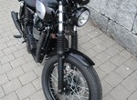 Umbgebautes Motorrad Triumph Bonneville T100 Black