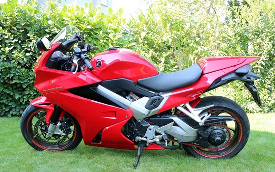 Umgebautes Motorrad Honda VFR 800 F von Auto-und Motorradhaus Bürstadt GmbH - Bild 1