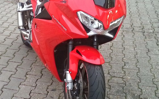 Umgebautes Motorrad Honda VFR 800 F von Auto-und Motorradhaus Bürstadt GmbH - Bild 17