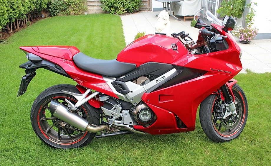 Umbgebautes Motorrad Honda VFR 800 F Bild 3: Umbgebautes Motorrad Honda VFR 800 F