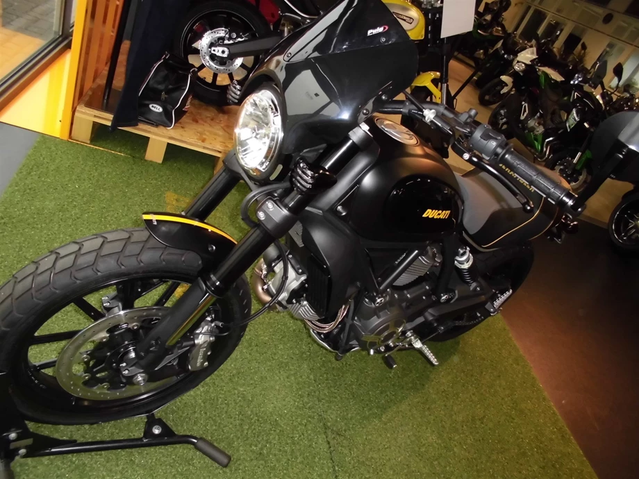 Umbgebautes Motorrad Ducati Scrambler Full Throttle Bild 12: Umbgebautes Motorrad Ducati Scrambler Full Throttle