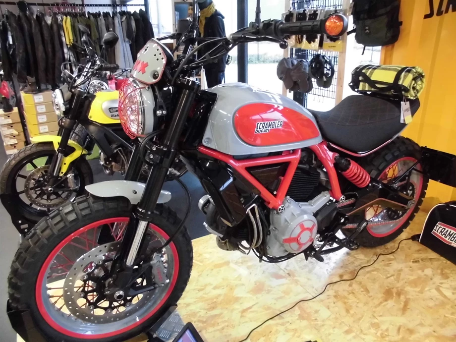 Umbgebautes Motorrad Ducati Scrambler Icon Bild 16: Umbgebautes Motorrad Ducati Scrambler Icon