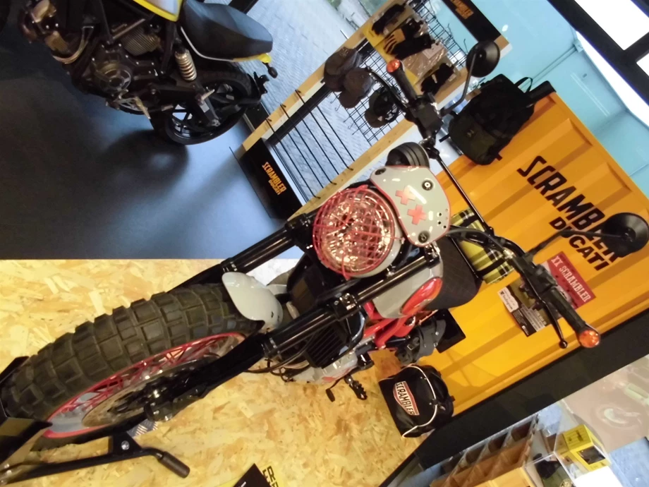 Umbgebautes Motorrad Ducati Scrambler Icon Bild 8: Umbgebautes Motorrad Ducati Scrambler Icon