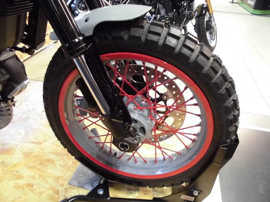 Umbgebautes Motorrad Ducati Scrambler Icon Bild 10: Umbgebautes Motorrad Ducati Scrambler Icon