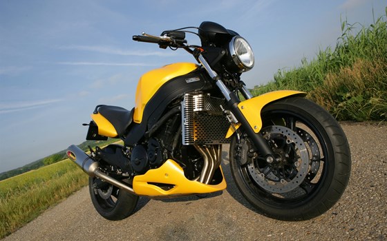 Umgebautes Motorrad Honda X11 von Motorrad Bogoly KG - Bild 2 Umgebautes Motorrad Honda X11 von Motorrad Bogoly KG - Bild 2