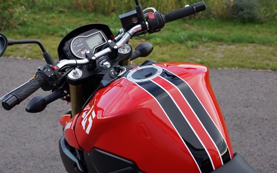 Umgebautes Motorrad Suzuki GSR 750 von Motorrad Bogoly KG - Bild 10 Umgebautes Motorrad Suzuki GSR 750 von Motorrad Bogoly KG - Bild 10