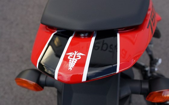 Umgebautes Motorrad Suzuki GSR 750 von Motorrad Bogoly KG - Bild 6 Umgebautes Motorrad Suzuki GSR 750 von Motorrad Bogoly KG - Bild 6