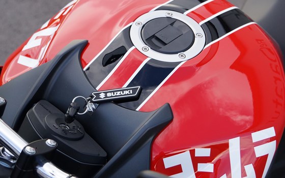 Umgebautes Motorrad Suzuki GSR 750 von Motorrad Bogoly KG - Bild 8 Umgebautes Motorrad Suzuki GSR 750 von Motorrad Bogoly KG - Bild 8