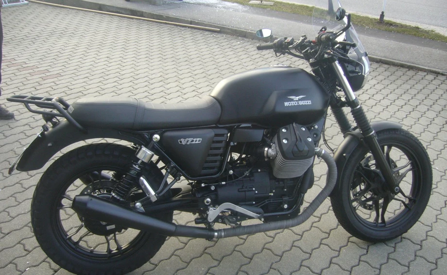 Rebuilt motorbike Moto Guzzi V7 II Stone Bild 2: Rebuilt motorbike Moto Guzzi V7 II Stone