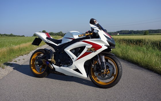 Umgebautes Motorrad Suzuki GSX-R 750 von Motorrad Bogoly KG - Bild 2 Umgebautes Motorrad Suzuki GSX-R 750 von Motorrad Bogoly KG - Bild 2