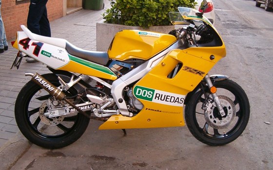 Umgebautes Motorrad Yamaha TZR 50 von DOS RUEDAS Ciudad Real - Bild 1 Umgebautes Motorrad Yamaha TZR 50 von DOS RUEDAS Ciudad Real - Bild 1
