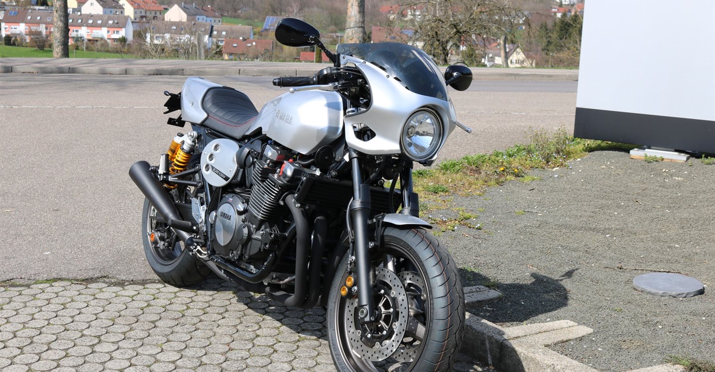 Umbgebautes Motorrad Yamaha XJR 1300 Racer