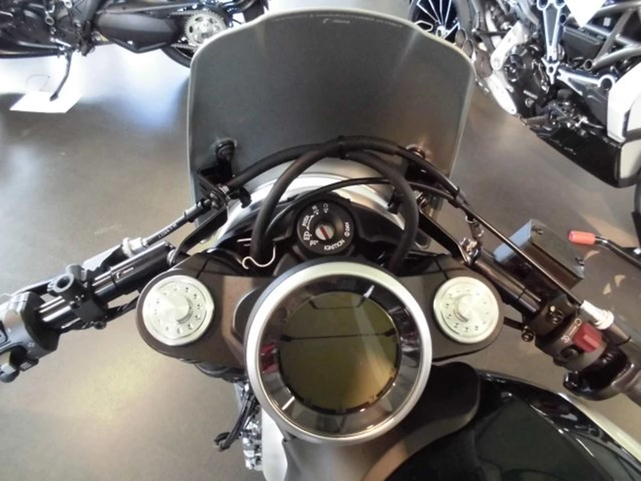 Umbgebautes Motorrad Ducati Scrambler Icon Bild 12: Umbgebautes Motorrad Ducati Scrambler Icon