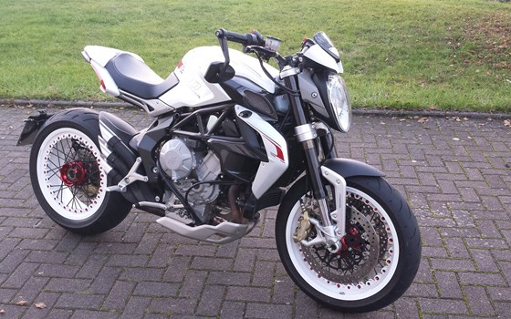 Umgebautes Motorrad MV Agusta Dragster 800 RR von Motorrad Wagner - Bild 6 Umgebautes Motorrad MV Agusta Dragster 800 RR von Motorrad Wagner - Bild 6