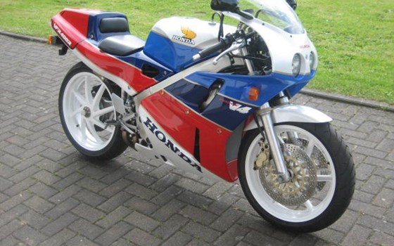 Umgebautes Motorrad Honda VFR 400 R (NC30) von Motorrad Wagner - Bild 1 Umgebautes Motorrad Honda VFR 400 R (NC30) von Motorrad Wagner - Bild 1