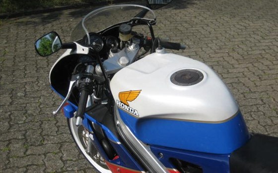 Umgebautes Motorrad Honda VFR 400 R (NC30) von Motorrad Wagner - Bild 10 Umgebautes Motorrad Honda VFR 400 R (NC30) von Motorrad Wagner - Bild 10