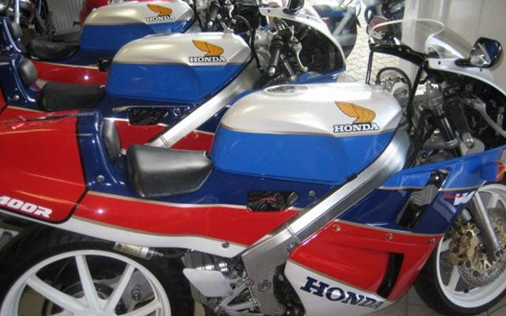 Umgebautes Motorrad Honda VFR 400 R (NC30) von Motorrad Wagner - Bild 11 Umgebautes Motorrad Honda VFR 400 R (NC30) von Motorrad Wagner - Bild 11