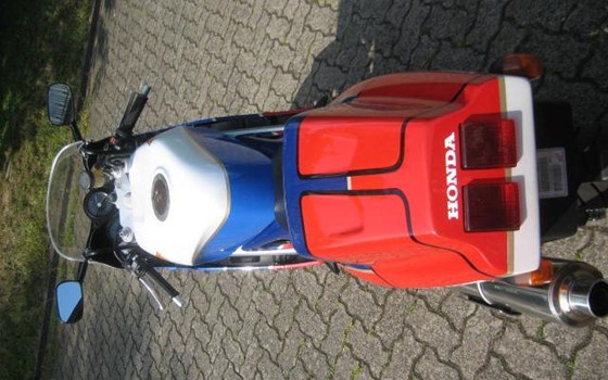 Umgebautes Motorrad Honda VFR 400 R (NC30) von Motorrad Wagner - Bild 7 Umgebautes Motorrad Honda VFR 400 R (NC30) von Motorrad Wagner - Bild 7