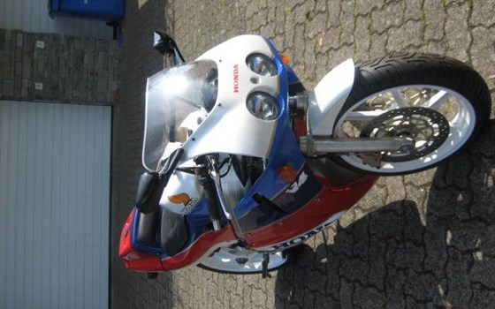 Umgebautes Motorrad Honda VFR 400 R (NC30) von Motorrad Wagner - Bild 8 Umgebautes Motorrad Honda VFR 400 R (NC30) von Motorrad Wagner - Bild 8