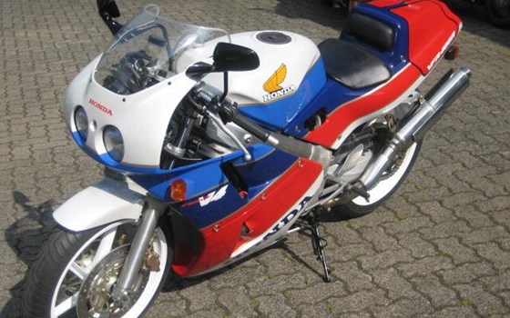 Umgebautes Motorrad Honda VFR 400 R (NC30) von Motorrad Wagner - Bild 9 Umgebautes Motorrad Honda VFR 400 R (NC30) von Motorrad Wagner - Bild 9