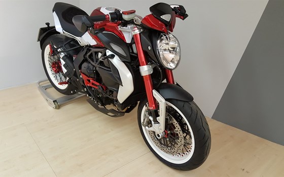 Umgebautes Motorrad MV Agusta Dragster 800 RR von Motorrad Scheunpflug e.K. - Bild 5 Umgebautes Motorrad MV Agusta Dragster 800 RR von Motorrad Scheunpflug e.K. - Bild 5