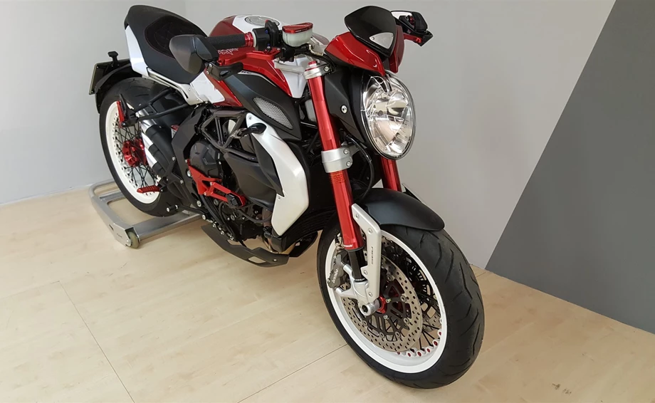 Umbgebautes Motorrad MV Agusta Dragster 800 RR Bild 5: Umbgebautes Motorrad MV Agusta Dragster 800 RR