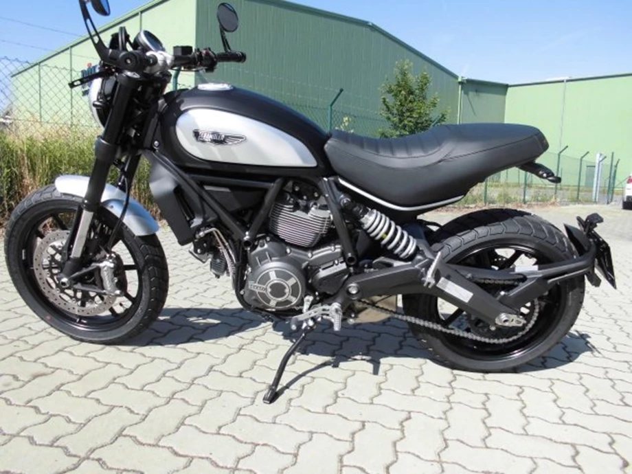Umbgebautes Motorrad Ducati Scrambler Full Throttle Bild 10: Umbgebautes Motorrad Ducati Scrambler Full Throttle