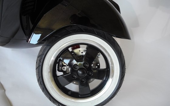Umgebautes Motorrad Vespa GTS 300 i.e. von Jahelka Zweirad GmbH - Bild 5 Umgebautes Motorrad Vespa GTS 300 i.e. von Jahelka Zweirad GmbH - Bild 5