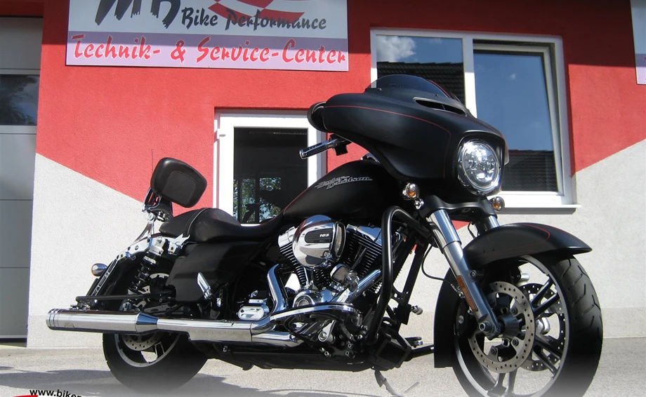 Umbgebautes Motorrad Harley-Davidson Street Glide FLHX Bild 1: Umbgebautes Motorrad Harley-Davidson Street Glide FLHX