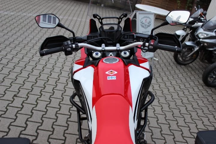 Umbgebautes Motorrad Honda CRF1000L Africa Twin Bild 19: Umbgebautes Motorrad Honda CRF1000L Africa Twin