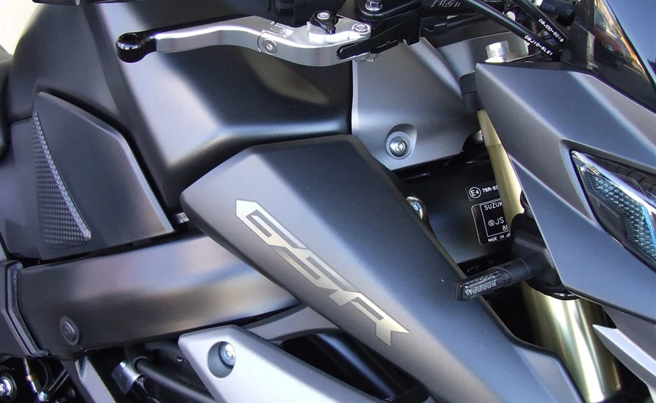 Umbgebautes Motorrad Suzuki GSR 750 Bild 7: Umbgebautes Motorrad Suzuki GSR 750