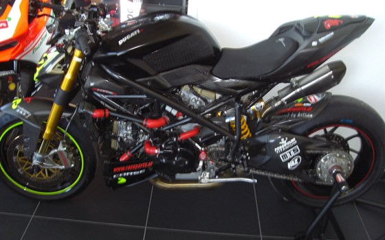 Umgebautes Motorrad Ducati Streetfighter von Braunbart Heribert Kilian GmbH - DUCATI SALZBURG - Bild 1 Umgebautes Motorrad Ducati Streetfighter von Braunbart Heribert Kilian GmbH - DUCATI SALZBURG - Bild 1