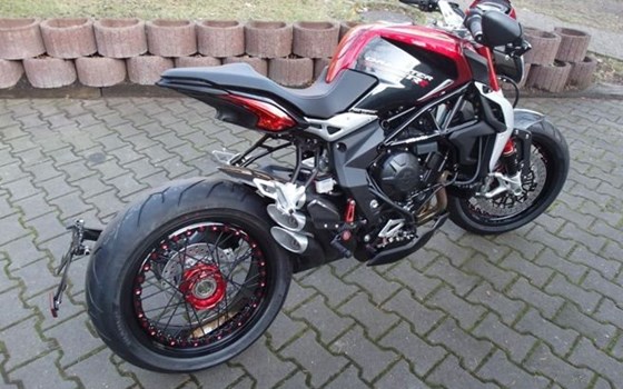 Umgebautes Motorrad MV Agusta Dragster 800 RR von A.T.T.-Tiedemann-Motorräder e.Kfm - Bild 2 Umgebautes Motorrad MV Agusta Dragster 800 RR von A.T.T.-Tiedemann-Motorräder e.Kfm - Bild 2