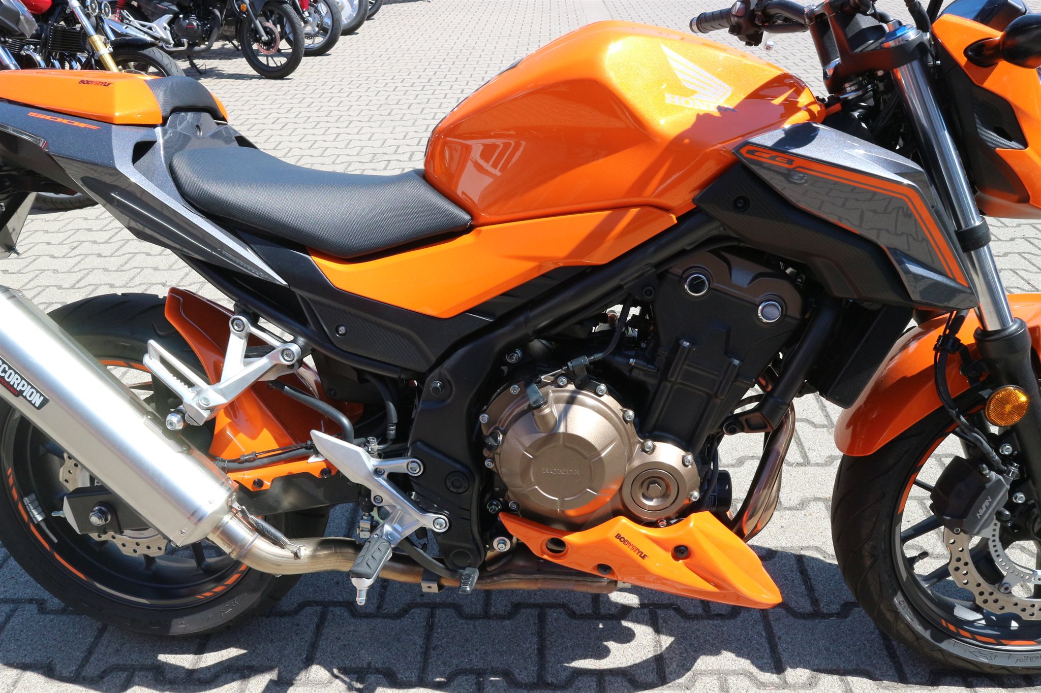 Umgebautes Motorrad Honda CB 500 F von Auto-und 