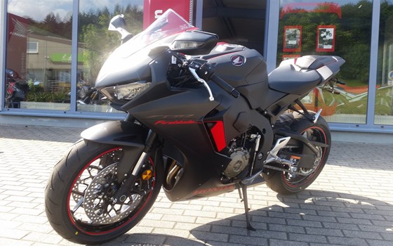 Umgebautes Motorrad Honda CBR1000RR Fireblade von Brand und Dowalil Motorradhandel - Bild 1 Umgebautes Motorrad Honda CBR1000RR Fireblade von Brand und Dowalil Motorradhandel - Bild 1