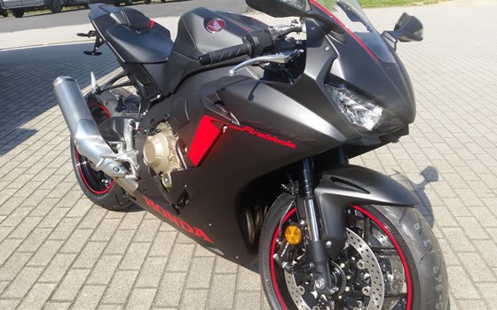 Umgebautes Motorrad Honda CBR1000RR Fireblade von Brand und Dowalil Motorradhandel - Bild 2 Umgebautes Motorrad Honda CBR1000RR Fireblade von Brand und Dowalil Motorradhandel - Bild 2