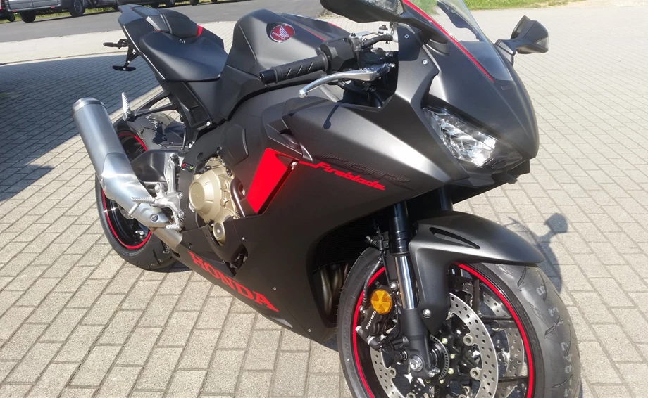 Umbgebautes Motorrad Honda CBR1000RR Fireblade Bild 2: Umbgebautes Motorrad Honda CBR1000RR Fireblade