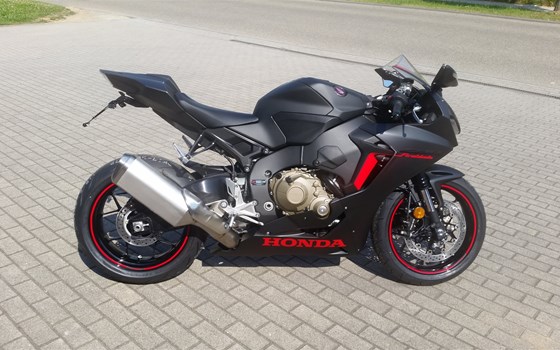 Umgebautes Motorrad Honda CBR1000RR Fireblade von Brand und Dowalil Motorradhandel - Bild 4 Umgebautes Motorrad Honda CBR1000RR Fireblade von Brand und Dowalil Motorradhandel - Bild 4
