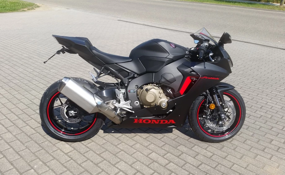 Umbgebautes Motorrad Honda CBR1000RR Fireblade Bild 4: Umbgebautes Motorrad Honda CBR1000RR Fireblade