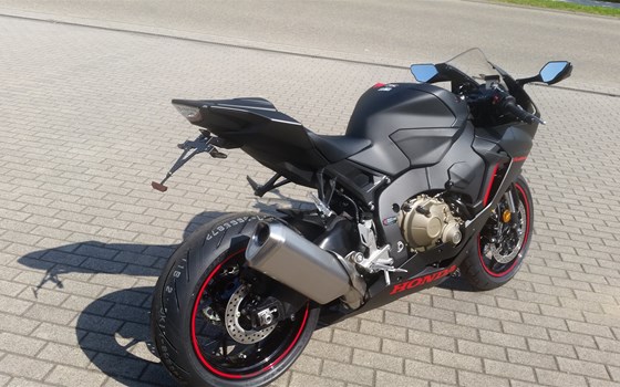 Umgebautes Motorrad Honda CBR1000RR Fireblade von Brand und Dowalil Motorradhandel - Bild 5 Umgebautes Motorrad Honda CBR1000RR Fireblade von Brand und Dowalil Motorradhandel - Bild 5