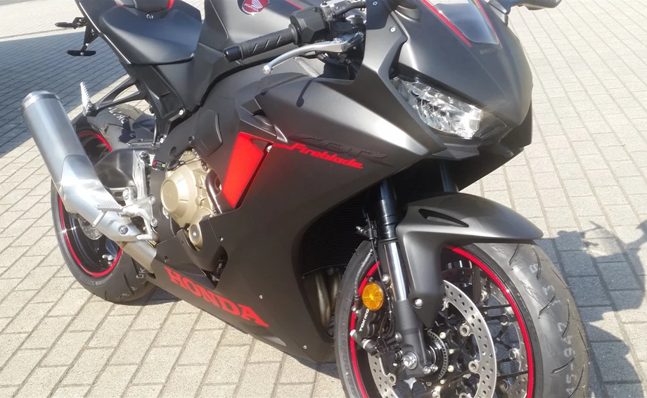 Umbgebautes Motorrad Honda CBR1000RR Fireblade Bild 7: Umbgebautes Motorrad Honda CBR1000RR Fireblade