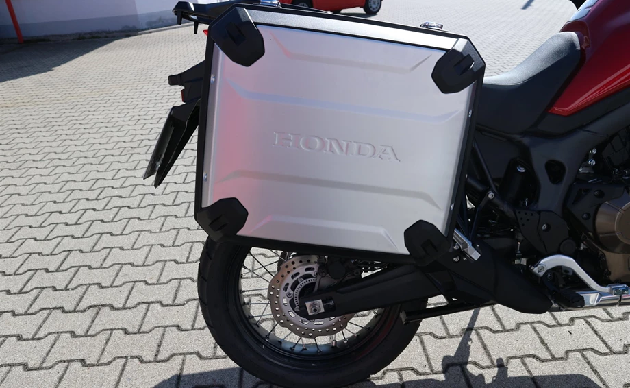 Rebuilt motorbike Honda CRF1000L Africa Twin Bild 7: Rebuilt motorbike Honda CRF1000L Africa Twin