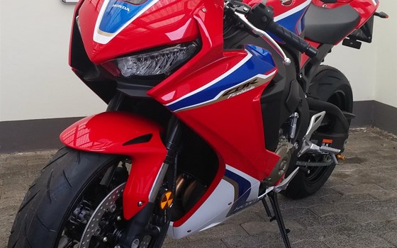 Umgebautes Motorrad Honda CBR1000RR Fireblade von MOTO Bauer - Bild 1 Umgebautes Motorrad Honda CBR1000RR Fireblade von MOTO Bauer - Bild 1