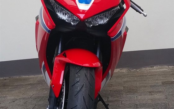 Umgebautes Motorrad Honda CBR1000RR Fireblade von MOTO Bauer - Bild 2 Umgebautes Motorrad Honda CBR1000RR Fireblade von MOTO Bauer - Bild 2