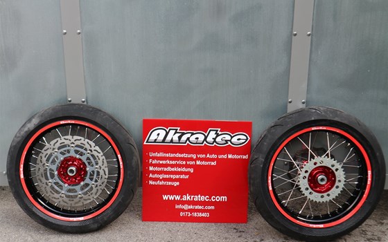 Umgebautes Motorrad Beta RR 300 2T von Akratec - Bild 1