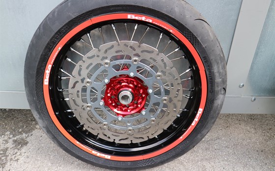 Umgebautes Motorrad Beta RR 300 2T von Akratec - Bild 2